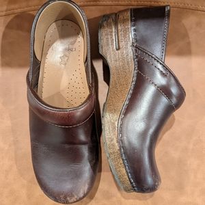 Sz 38/7.5 women's Brown Leather Dansko Clogs
